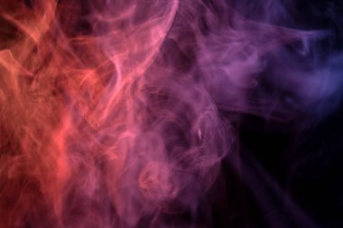 Kalın kırmızı, pembe ve mavi siyah bir duman arka plan izole. Vap duman arka plan