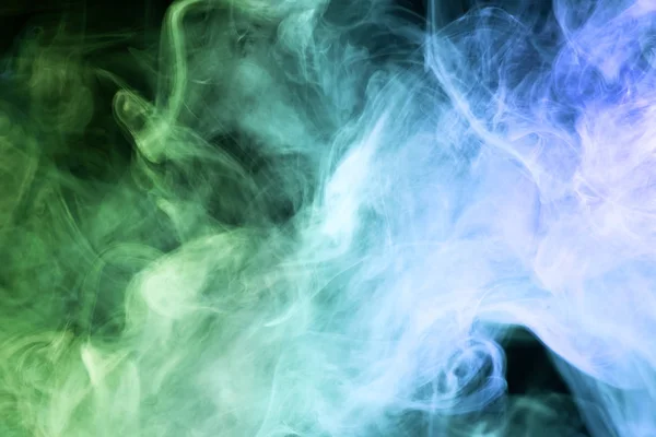 黑色的背景上有浓重的蓝色和绿色烟雾 Vap 的烟雾背景 — 图库照片