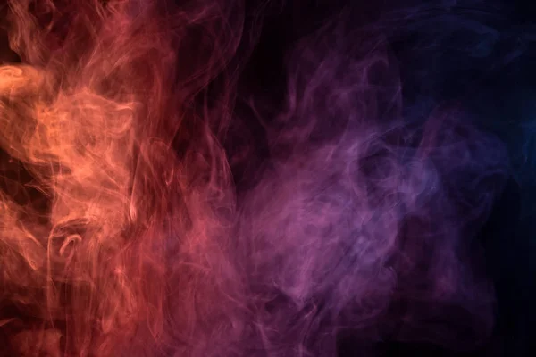 彩色粉红色 蓝色和红色烟雾在黑色孤立的背景 Vap 的烟雾背景 — 图库照片