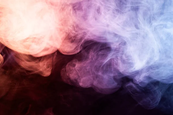 粉红色和紫色的烟雾黑色孤立的背景云 Vap 的烟雾背景 — 图库照片