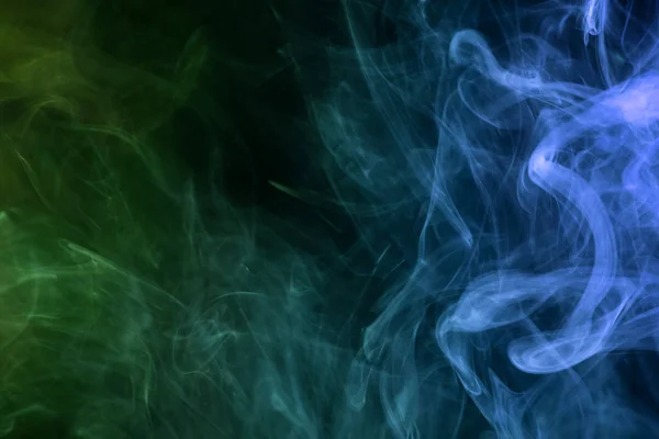 Hustý Kouř Vícebarevné Modré Zelené Barvy Černém Pozadí Izolované Pozadí — Stock fotografie