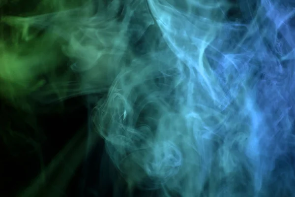 緑と青の黒背景がある上の煙 — ストック写真