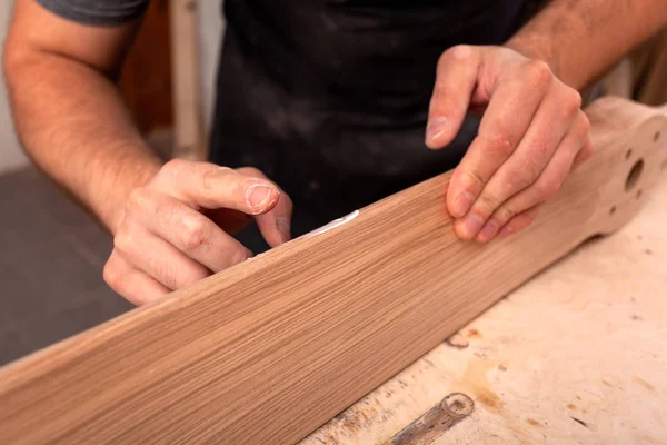 Nahaufnahme Eines Tischlers Arbeitskleidung Der Ein Holz Mit Einem Spachtel — Stockfoto