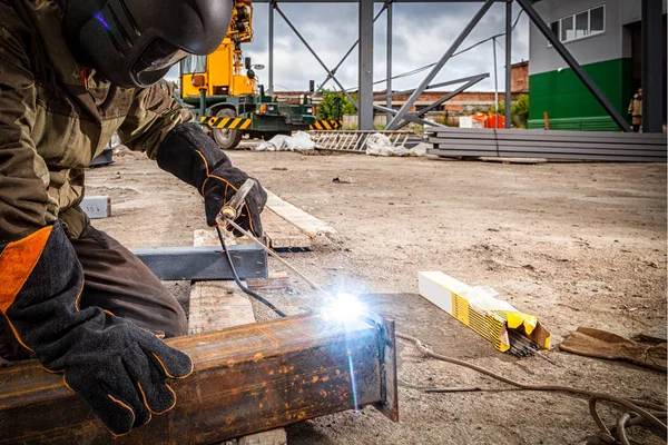 Een Sterke Man Een Lasser Bruin Uniform Lassen Masker Lassers — Stockfoto