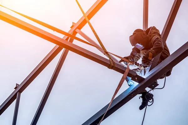 Ein Arbeitender Mann Ist Ingenieur Und Schweißer Einer Konstruktion Eine — Stockfoto