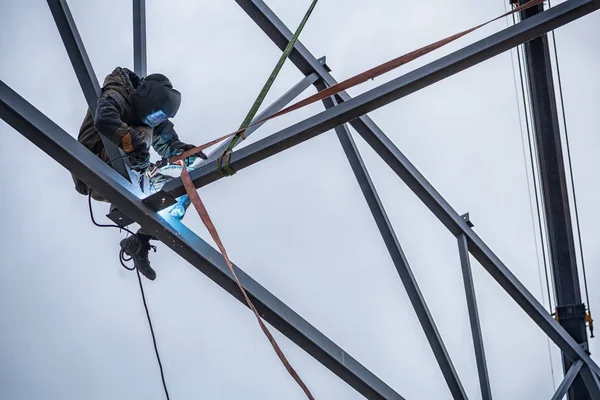 Homem Trabalhador Engenheiro Soldador Uma Construção Geral Uma Máscara Soldagem — Fotografia de Stock