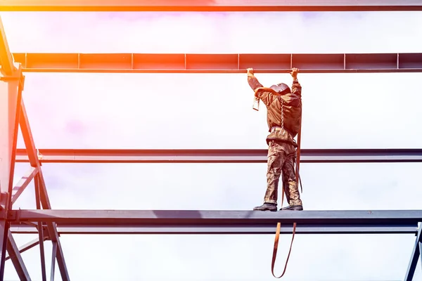 Ein Bauarbeiter Bauuniform Ohne Versicherung Bewegt Sich Die Konstruktion Metallischer — Stockfoto