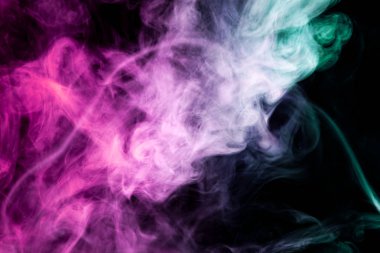 Pembe, yeşil ve beyaz siyah adam duman