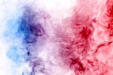 Kalın kırmızı, mavi duman beyaz bir arka plan izole. Vap duman arka plan