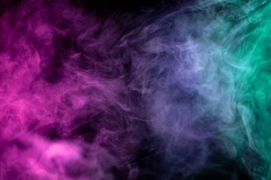 Kalın yeşil, pembe ve beyaz siyah bir duman arka plan izole. Vap duman arka plan