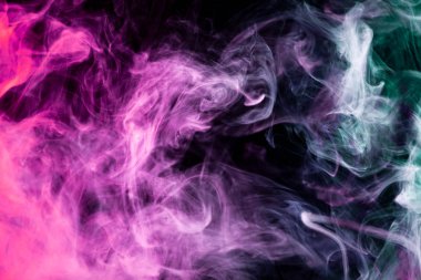 Yeşil, pembe ve beyaz siyah bir duman bulutu arka plan izole. Vap duman arka plan