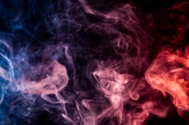 Renkli kırmızı, mavi ve beyaz siyah bir duman arka plan izole. Vap duman arka plan