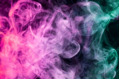 Renkli pembe ve yeşil siyah bir duman arka plan izole. Vap duman arka plan