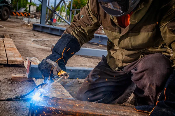 Een Sterke Man Een Lasser Bruin Uniform Lassen Masker Lassers — Stockfoto