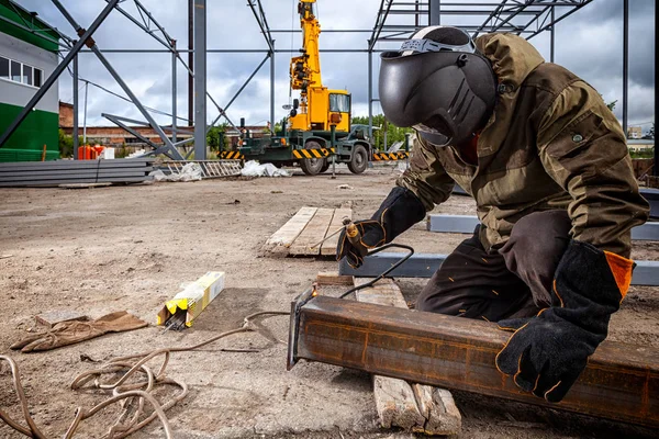 Een Jongeman Lasser Bruin Uniform Masker Lassers Lassen Leerkwaliteiten Weld — Stockfoto