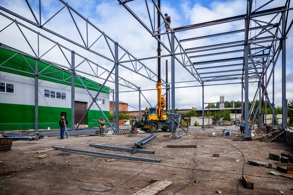 Bau Industriegebiet Und Baugebiet Konstruktion Eines Stahldachstuhls Mit Einem Mobilkran — Stockfoto