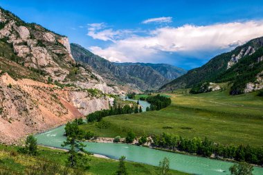 Panoramik dağ nehir ada altay, Rusya ile. Dağ nehir akarsu manzarası