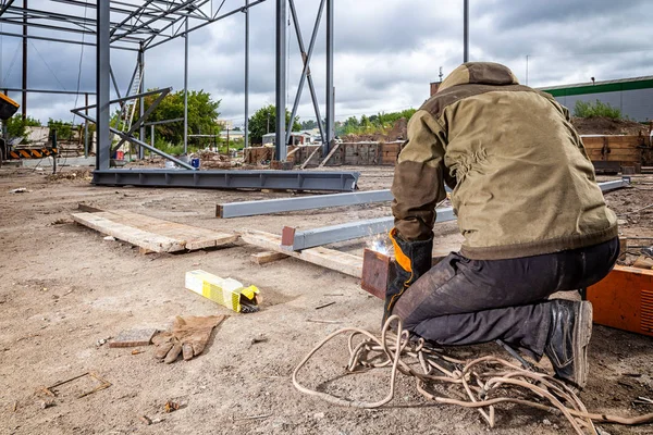 Homem Soldador Máscara Soldagem Construção Luvas Proteção Uniforme Azul Fabrica — Fotografia de Stock