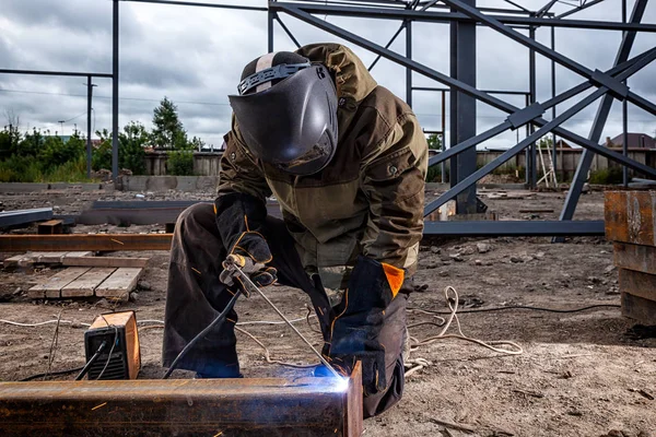 Lasser Van Man Lassen Masker Uniforme Blauwe Beschermende Handschoenen Gebouw — Stockfoto