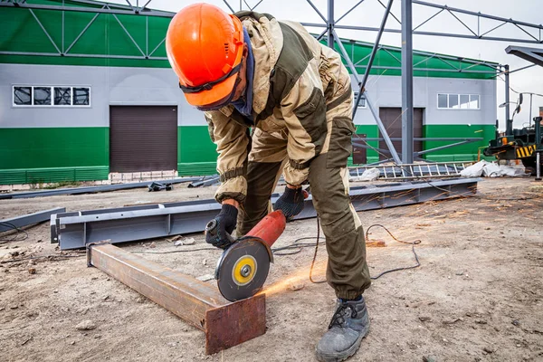 Soldador Homem Forte Uniforme Marrom Capacete Construção Couros Soldadores Moedor — Fotografia de Stock