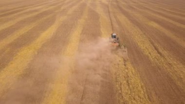 Traktörün hasat alanında (yükseklik üstten görünüm) hava. Quadrocopter traktör çekim buğday büyük bir sahada dikim için toprak pulluk