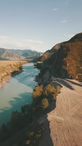 Flygfoto Liggande Panorama Mountain Altai Med Floden Och Motorvägen Antenn — Stockvideo