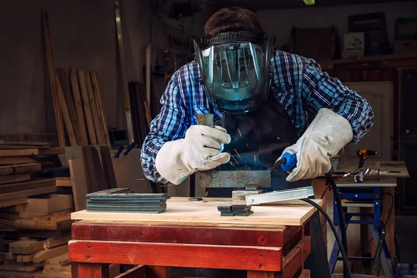 Strong Man Welder Work Clothes Hard Working Welds Welding Machine — Stock Photo, Image