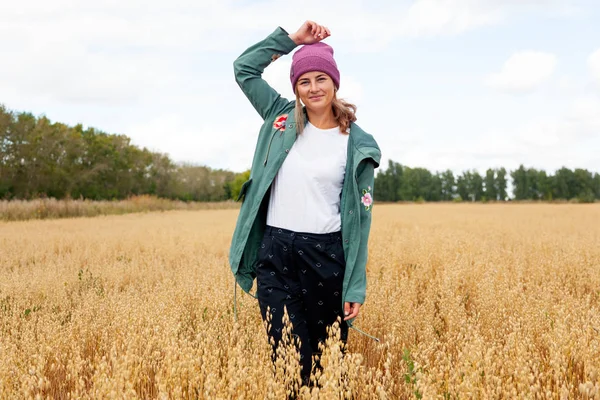 Atmosphärisches Lifestyle Foto Einer Jungen Schönen Dunkelhaarigen Frau Mit Strickmütze — Stockfoto