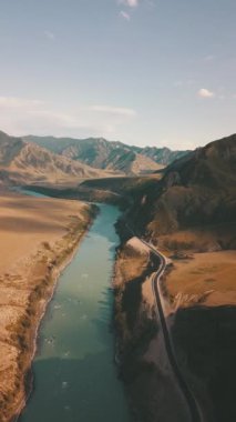 Havadan görünümü: Nehir ve karayolu manzara panorama mountain altay. Hava dron görüntüleri güzellik dağ 4k. 