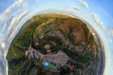 Helikopter dron vurdu. Hava fotoğrafçılığı bir alan, bir büyük crossroads, yüksek binalar, bir park ve yollar üzerinde modern bir şehir. Yukarıdan panoramik şehir 360 vurdu
