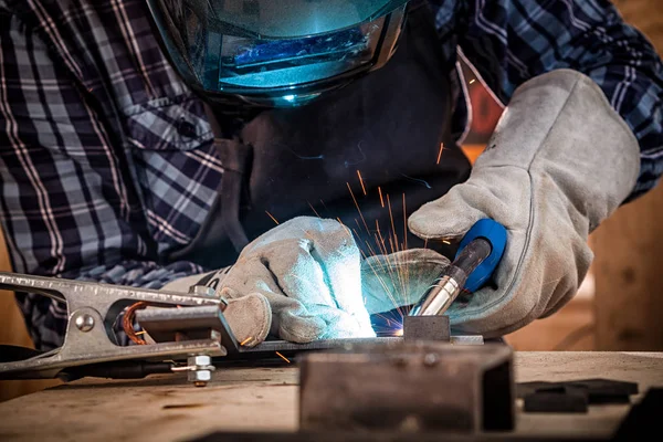 Primo Piano Giovane Saldatore Uniforme Maschera Saldatura Pelli Saldatori Metallo — Foto Stock