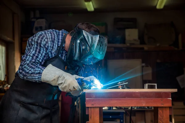 Saldatore Uomo Forte Abiti Lavoro Duro Lavoro Saldature Con Metallo — Foto Stock