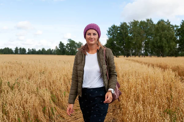 Atmosphärisches Lifestyle Foto Einer Jungen Schönen Dunkelhaarigen Frau Mit Strickmütze — Stockfoto