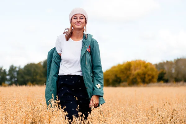 Junge Dunkelhaarige Frau Mit Einem Gestrickten Rosafarbenen Hut Aus Naturfell — Stockfoto