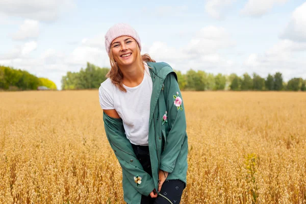 Outdoor Mode Foto Von Jungen Schönen Frau Goldenem Feld Warmen — Stockfoto