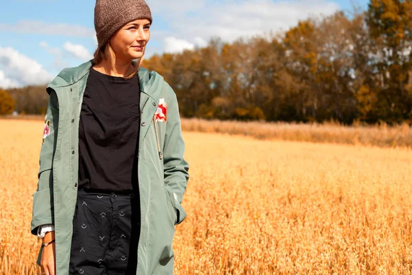 Outdoor Mode Foto Von Jungen Schönen Frau Goldenem Feld Warmen — Stockfoto