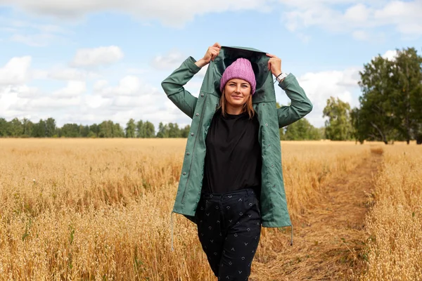 Schöne Hübsche Frau Steht Auf Weizenfeld Stehen Auf Goldenem Roggen — Stockfoto