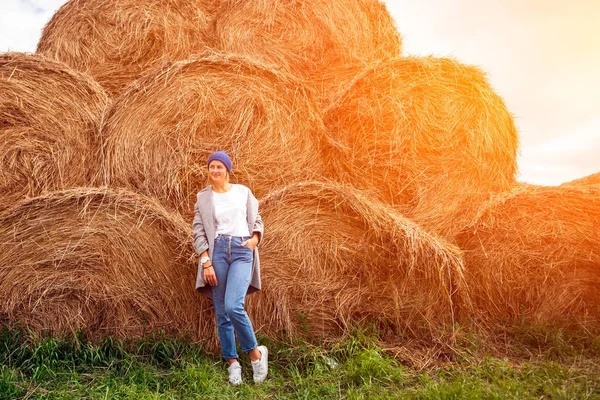 Ziemlich Frische Dunkelhaarige Junge Frau Die Draußen Der Sonne Vor — Stockfoto