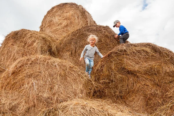 Little Boy Girl Haystacks Sunlight Running Playing Enjoying Nature Kid — Stock Photo, Image