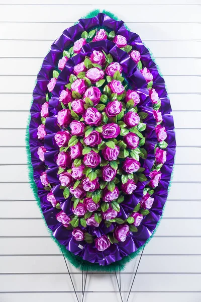 줄무늬 배경에 분홍색과 보라색 럭셔리 장례식 — 스톡 사진