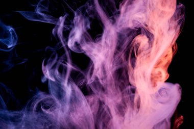 Pembe, kırmızı ve mavi siyah bir duman bulutu arka plan izole. Vap duman arka plan