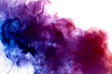Pembe, kırmızı ve mavi beyaz bir duman bulutu arka plan izole. Vap duman arka plan