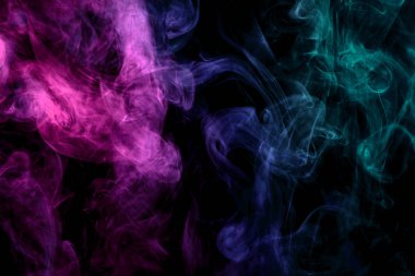 Mavi, mor ve pembe siyah adam üzerinde duman