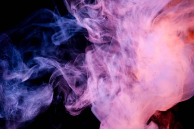 Kalın pembe, mor ve mavi siyah bir duman arka plan izole. Vap duman arka plan