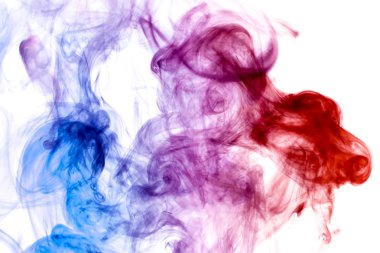Yoğun çok renkli duman pembe, mavi ve mor renkler üzerinde beyaz bir arka plan izole. Arka planını duman vape