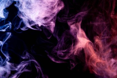 Pembe, yeşil ve mavi bulut izole siyah arka plan üzerinde duman