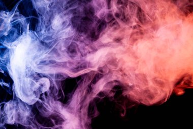 Renkli pembe, mavi ve kırmızı siyah bir duman arka plan izole. Vap duman arka plan