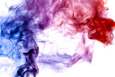 Kalın mavi. pembe ve mor beyaz izole zemin üzerinde duman. Vap duman arka plan