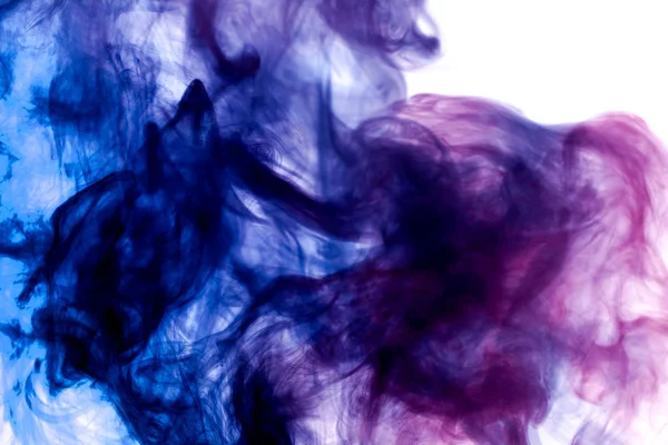 Dichter Blauer Und Lila Rauch Auf Weißem Isoliertem Hintergrund Hintergrund — Stockfoto