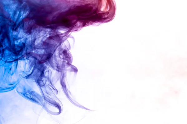 白色背景上的蓝色 紫色和粉红色烟雾 — 图库照片